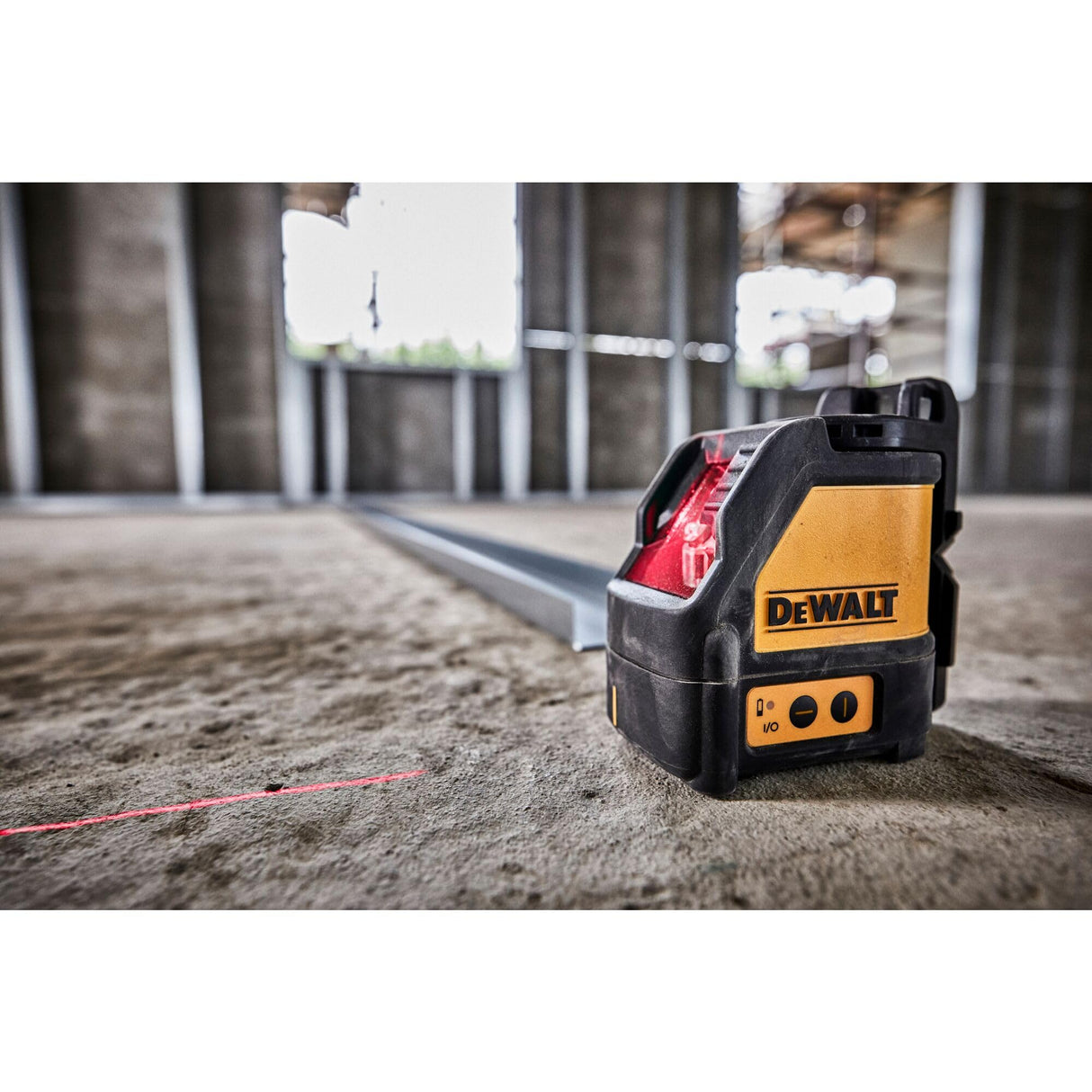 DEWALT DW088K-XJ - Láser Autonivelante de 2 Líneas en Cruz, Alcance de 15m, Base Pivotante, Precisión +/-3mm/10m, Compatible con Detector DE0892, Maletín y Pilas AA Incluidas