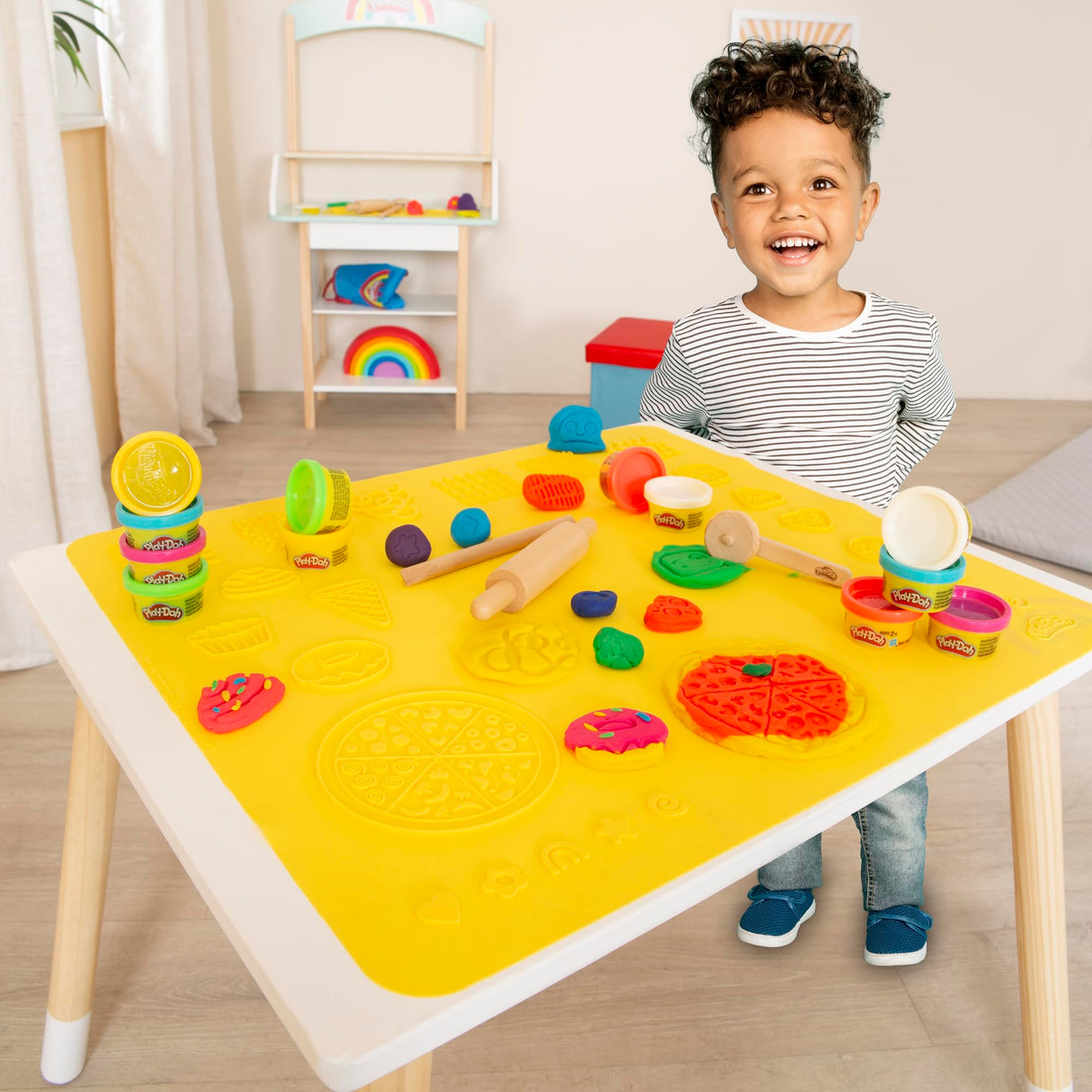 roba x Play-Doh Conjunto de Asientos creativos - Juego de Mesa y Silla de Madera certificada por el FSC con 6 latas de plastilina, 3 Herramientas de Madera y Alfombra Creativa