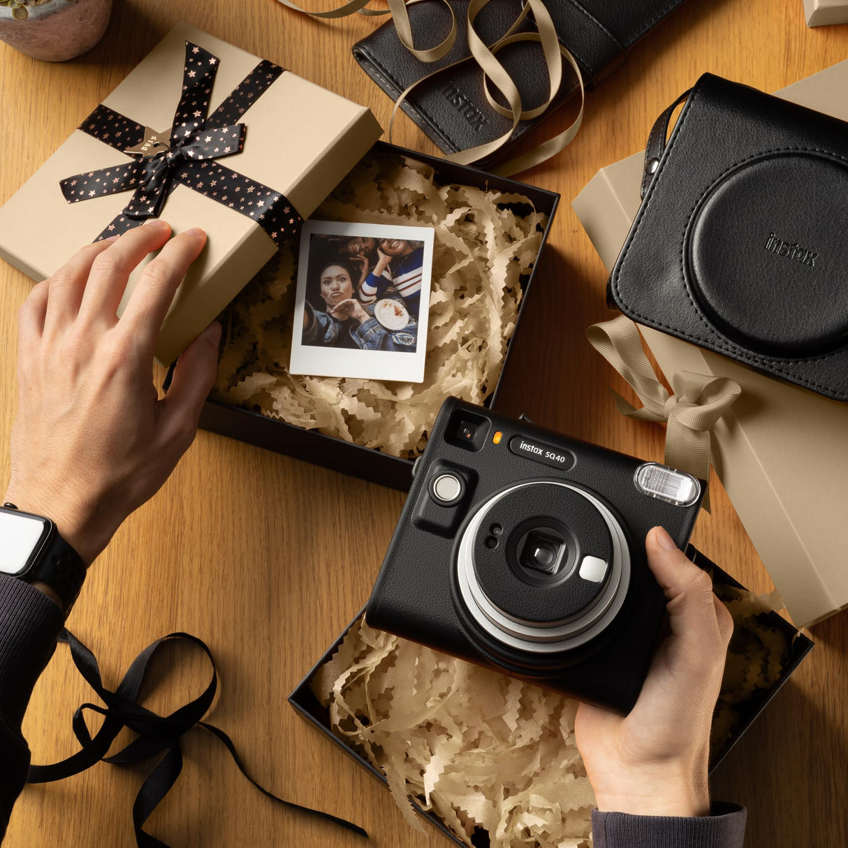 instax Cámara instantánea SQ40, Flash Integrado, exposición automática, Lente Selfie y Espejo Selfie, Acabado Texturizado Negro