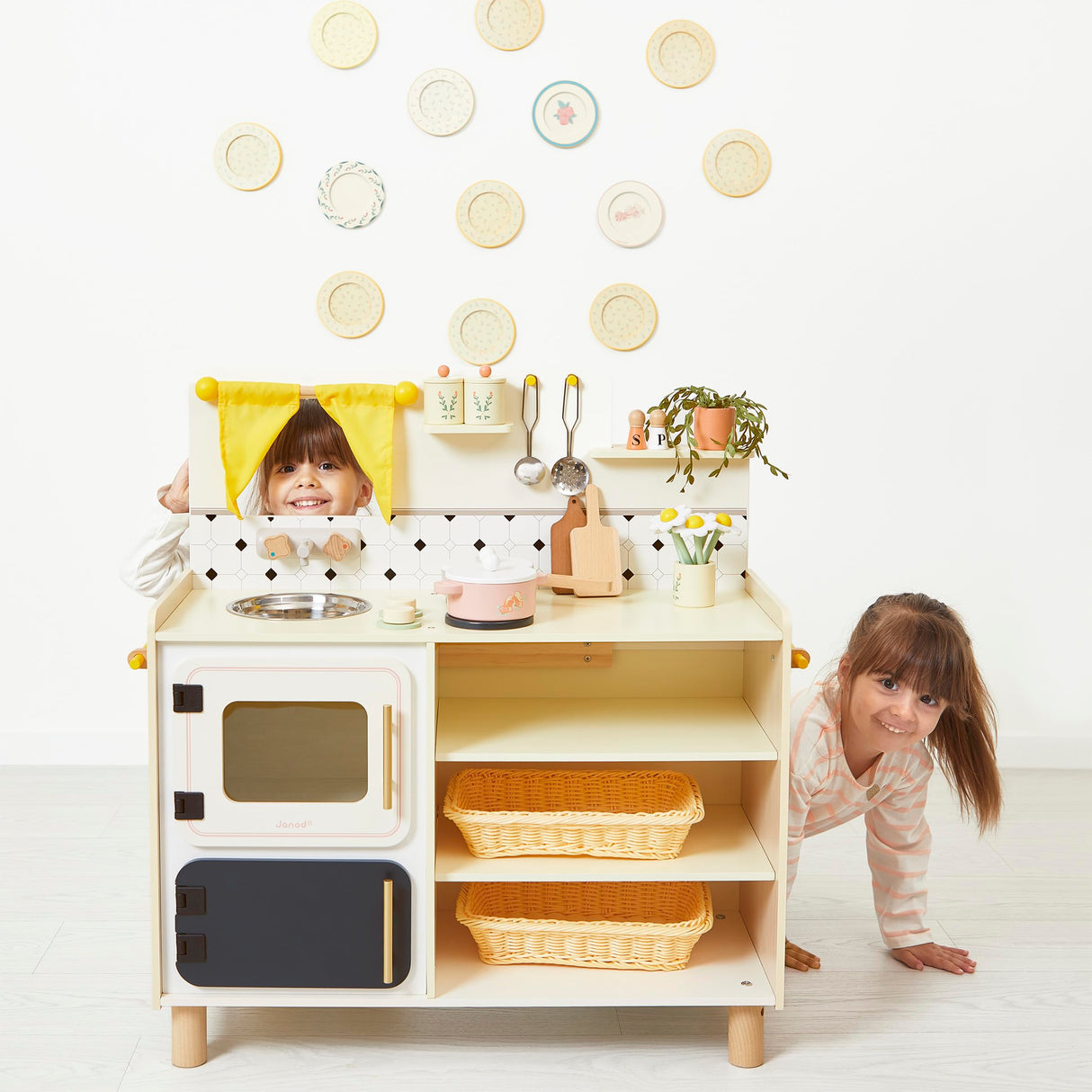Janod - Gran Cocina Infantil de Madera - Equipada con 2 Hornos, Fregadero y 16 Accesorios Incluidos - Botones Sonoros Giratorios - Juguete de Imitación y Aprendizaje Temprano - A Partir de 2 años