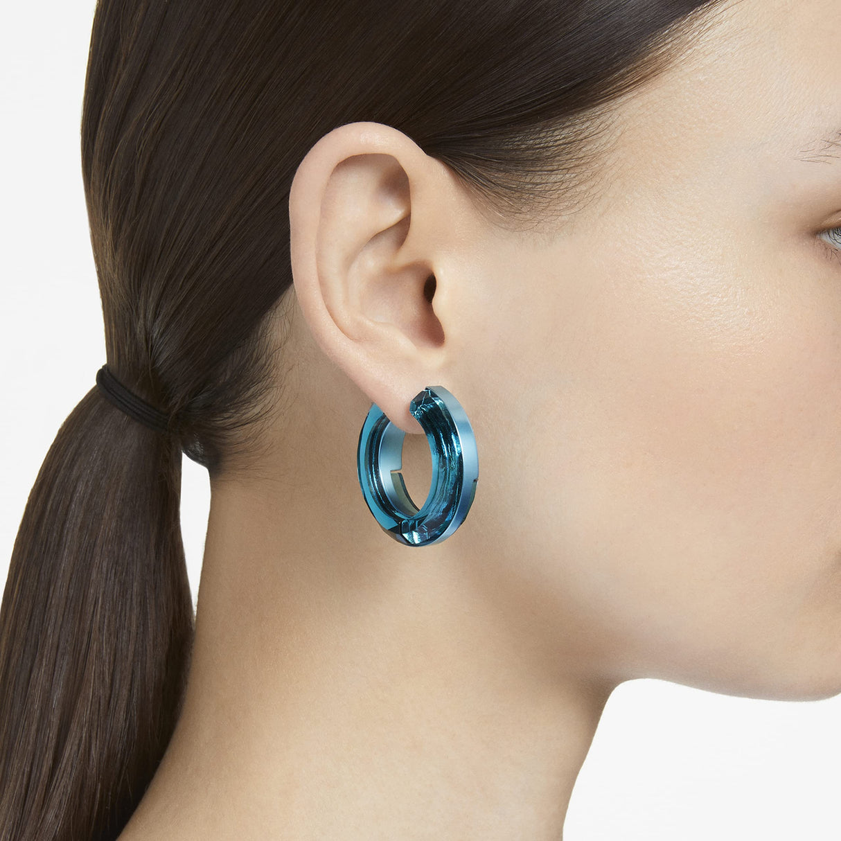 Swarovski Pendientes de Aro Lucent, Cristal Azul, Completamente Tallado con un Sutil Clip de Aluminio, de la Colección Lucent