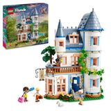 LEGO Friends Hostal del Castillo de Juguete, Juego con Hotel y 4 Mini Muñecos, Regalo para Niñas y Niños de 12 Años o Más, Figura de un Perro y Accesorios, Decoración para la Estantería 42638