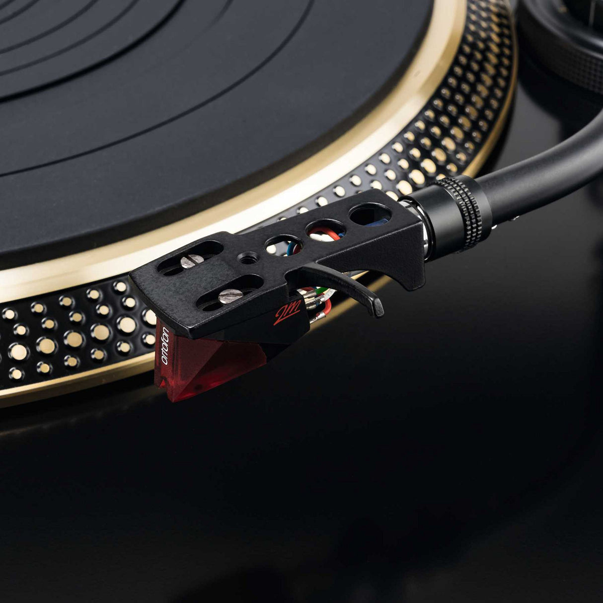 Reloop Turn 5 - Plataforma giratoria HiFi controlada por cuarzo con un potente accionamiento, Hi-Tech Ortofon 2M Red, negro-oro