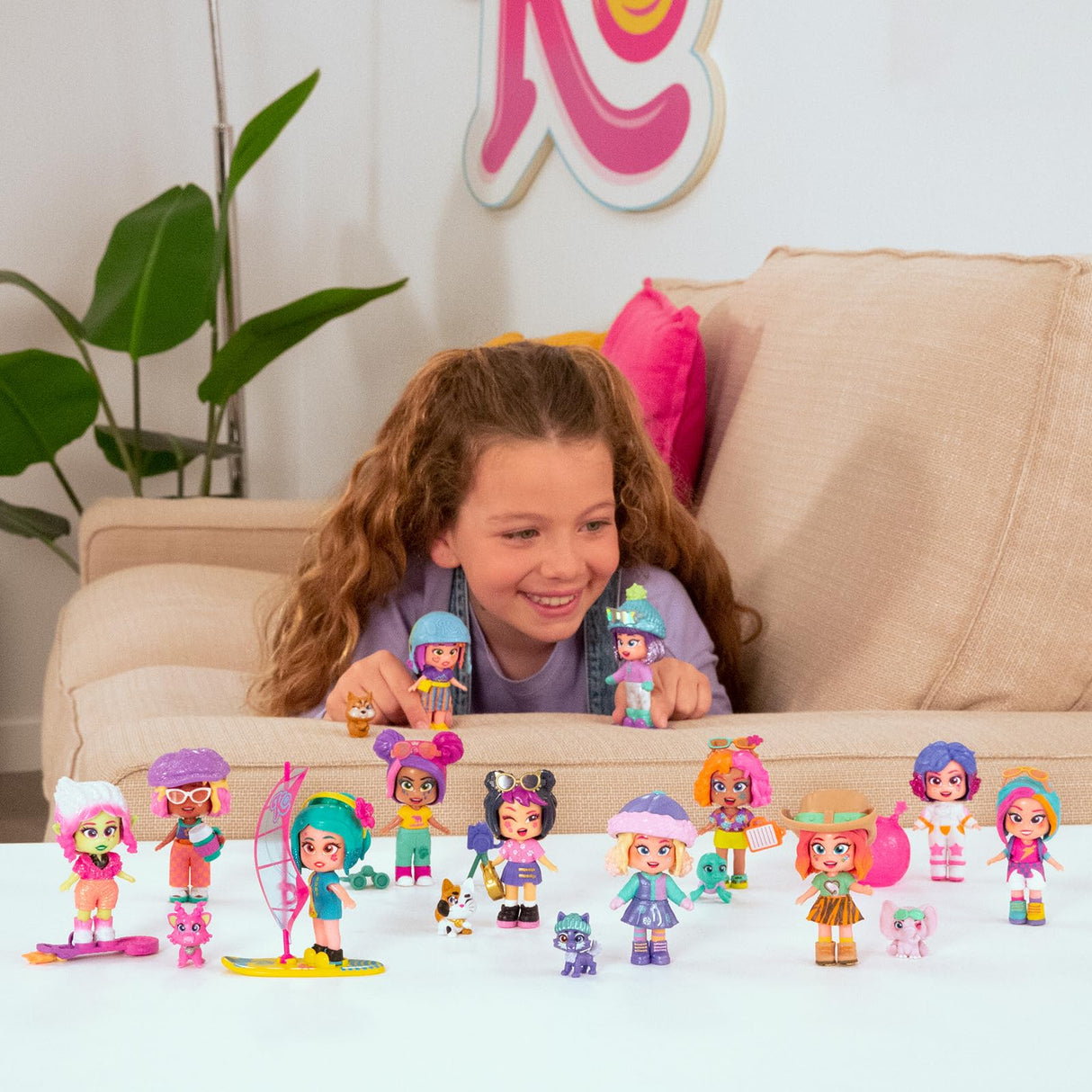 KOOKYLOOS Serie Holiday Yay! – Colección Completa Muñeca Sorpresa Coleccionable con Accesorios de Moda, Ropa, Zapatos y Juguetes con 3 Expresiones Divertidas. Incluye la colección Completa