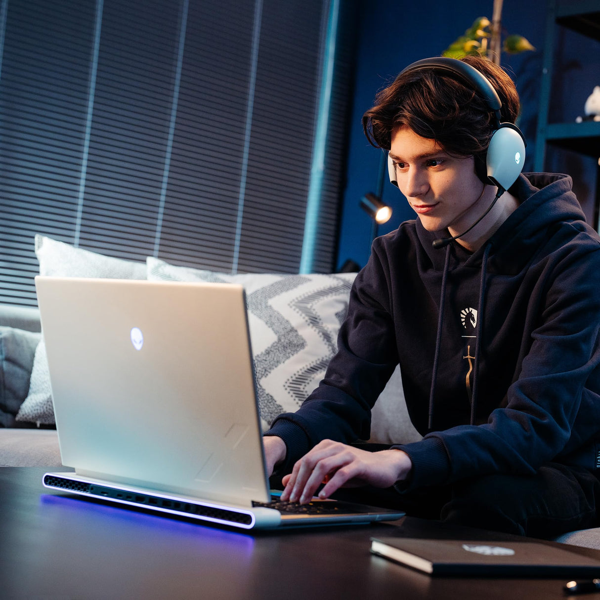 Alienware Dual Mode Wireless Gaming Headset - AW720H (Lunar Light)