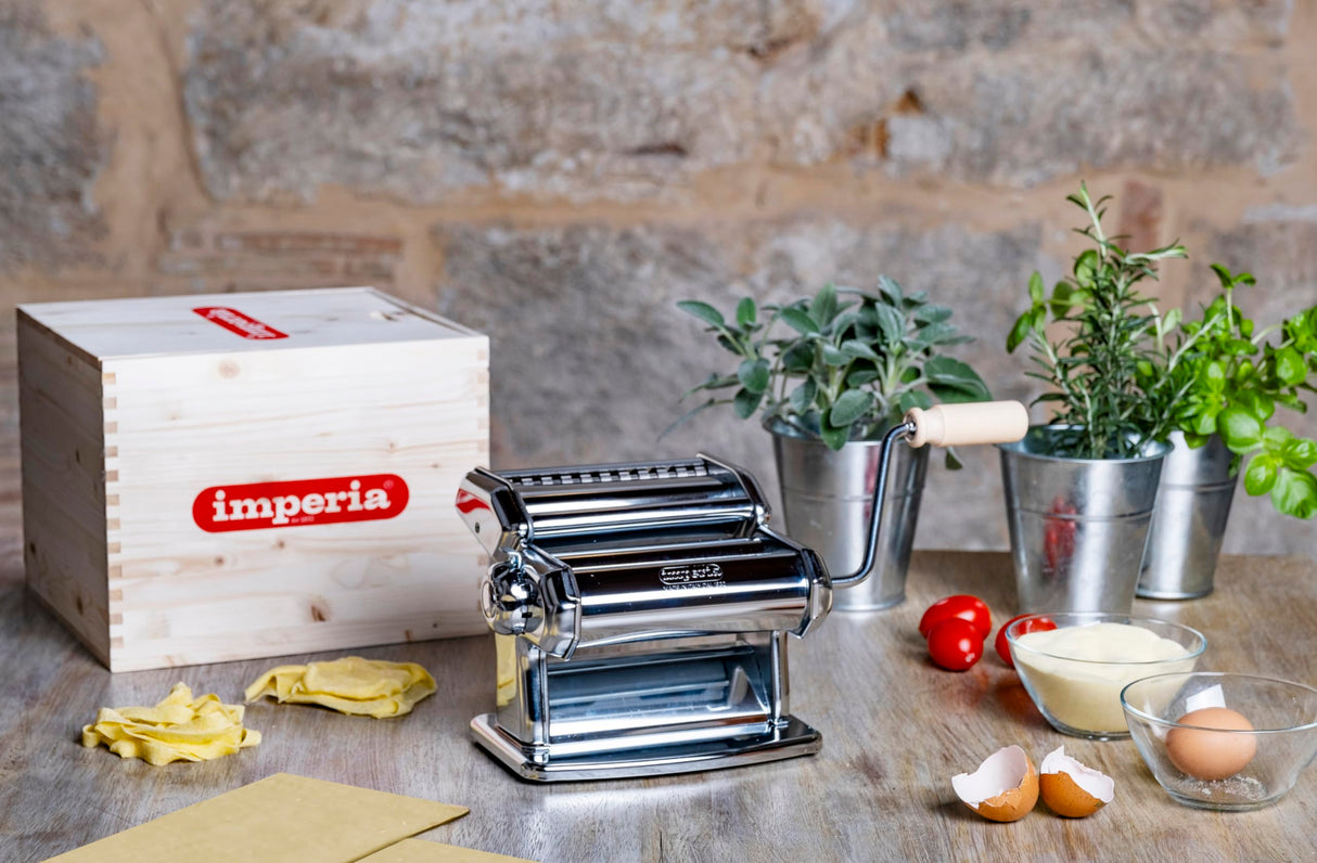 Imperia IPasta Línea Gourmet. Máquina para pasta rugosa. 100% Made in Italy. Máquina de pasta fresca en acero. Laminadora crea láminas rugosas y porosa, lasagnette y fettuccine. (Plata)