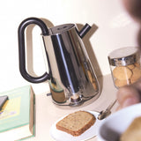Alessi Toru NE01 B, Hervidor Eléctrico de Diseño, en Acero Inoxidable 18/10 y Resina Termoplástica, Enchufe Europeo, 2400 W, 170 cl, Negro