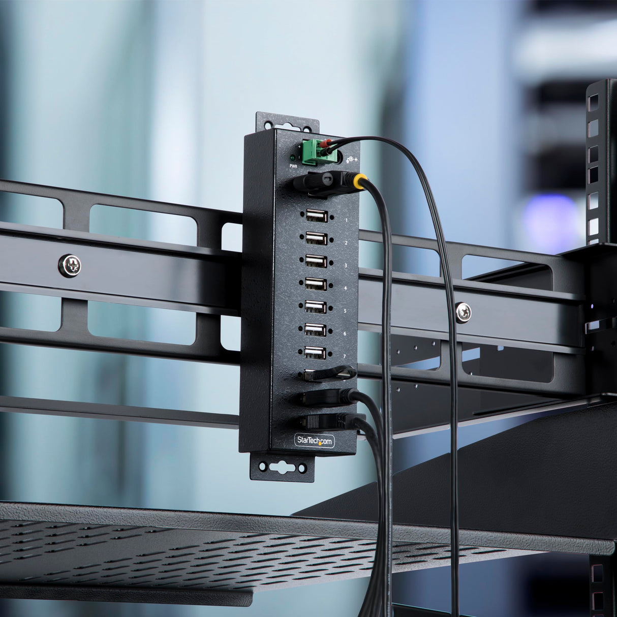 StarTech.com Hub Concentrador USB 2.0 de 10 Puertos - Hub USB Resistente con Protección de ESD de Nivel 4 - de Escritorio, Pared, DIN - con Puertos Bloqueables - Ladrón USB (USB210AIND-USB-A-HUB)