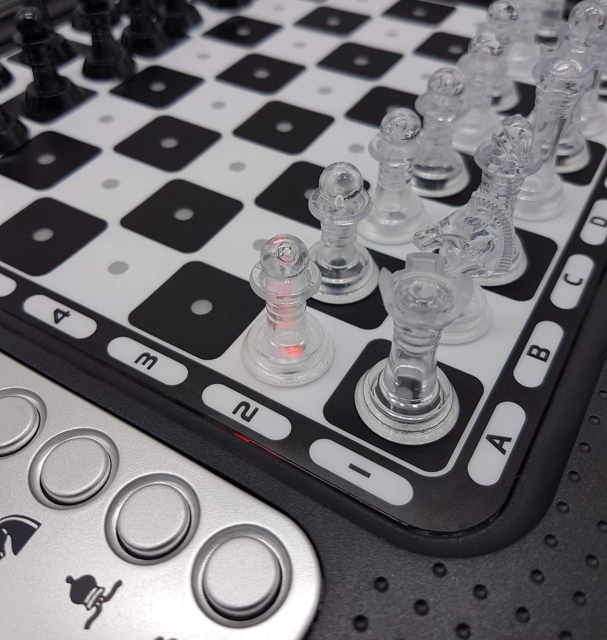 Lexibook, Chessman FX Juego de Ajedrez Electrónico con Teclado Táctil y Efectos de Luz y Sonido 32 Piezas 64 Niveles de Dificultad, Negro/Plateado, CG1335