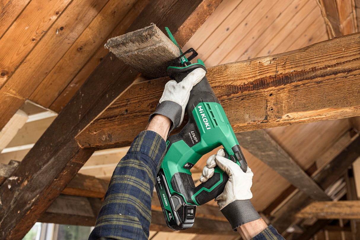 HIKOKI Akku Säbelsäge CR18DMA (18V (2x4,0Ah) Li-ion, Sägehub: 29 mm, Sägen in Holz Ø: 300 mm, Sägen in Rohr Ø: 130 mm, Sägen in Stahl Ø:19 mm,) Liederumfang: Akkus, Ladegrät und Transportkoffer.