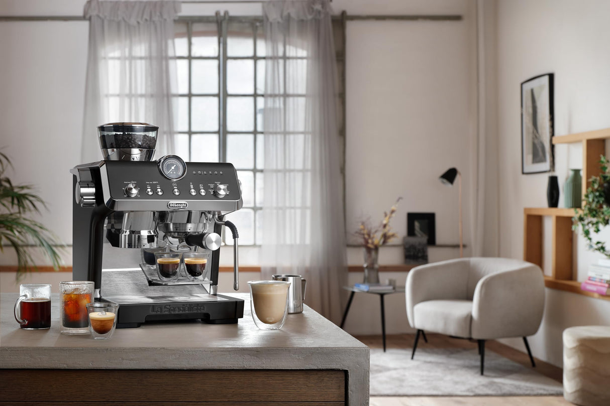 De'Longhi La Specialista Opera EC9555.BK, cafetera espresso con molinillo de café integrado, función de preparación fría, incluye barra de vapor para espumar leche, incluye accesorios juego de