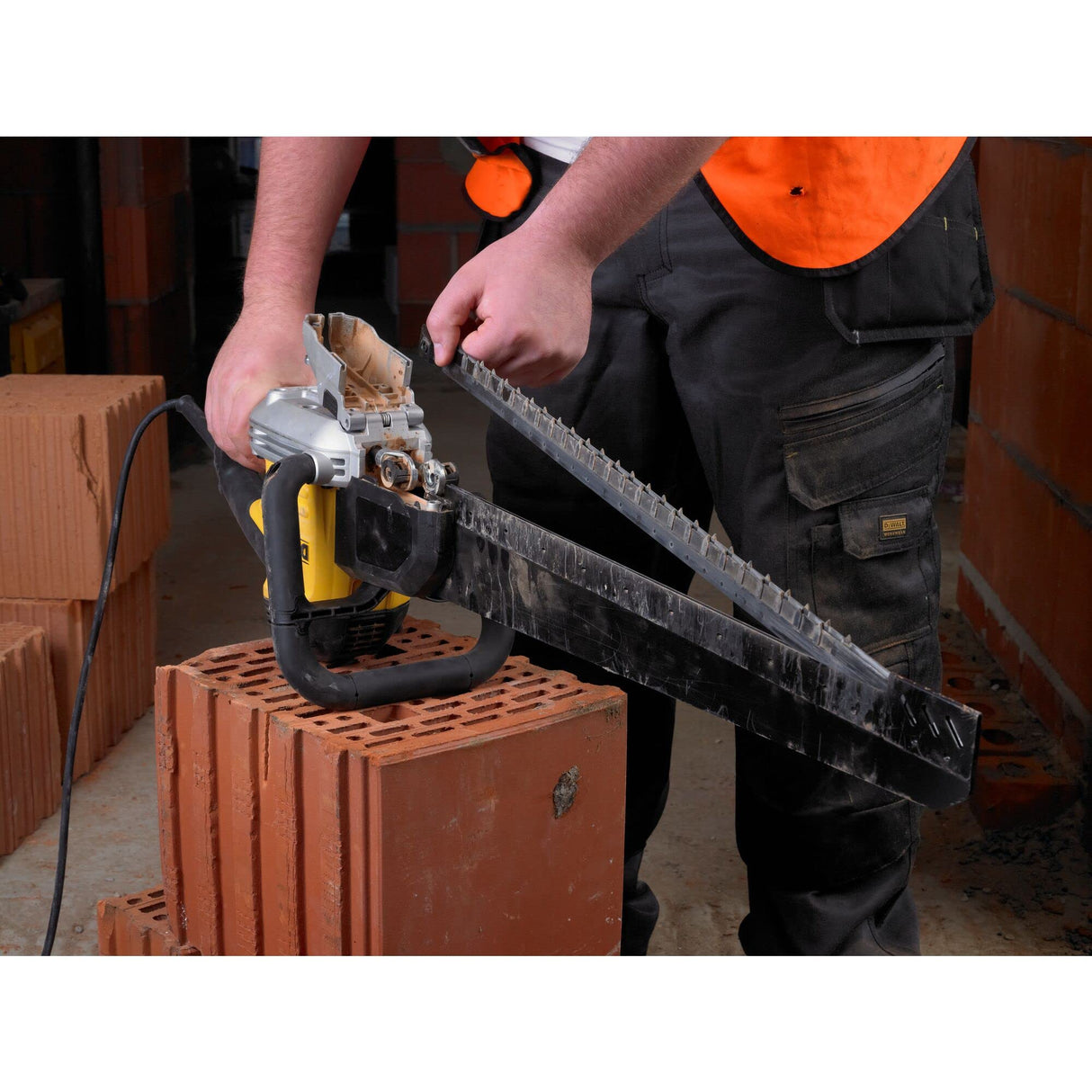 DEWALT DWE396-QS - Sierra Alligator 1.600W, Longitud de carrera 295mm, Hoja Poroton Clase 12, 3000 cpm, Cambio Rápido de Hojas, Ideal para Construcción y Demolición