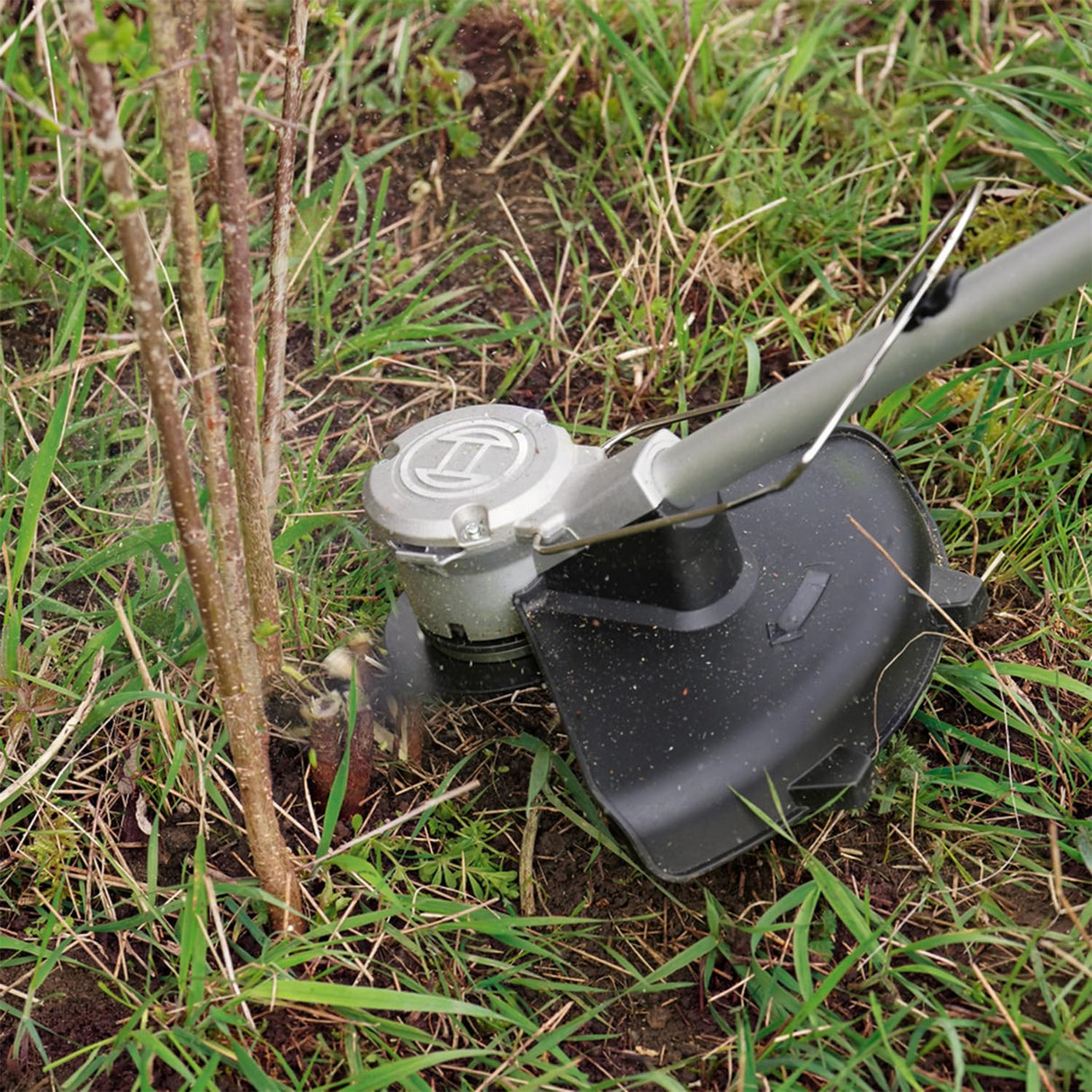 Bosch desbrozadora a batería AdvancedBrushCut 36V-23-750 (para tareas de desbroce exigentes; sistema de 36 voltios; diámetro de corte: 33 cm (hilo), 23 cm (cuchilla); 1 batería de 2,0 Ah y cargador)