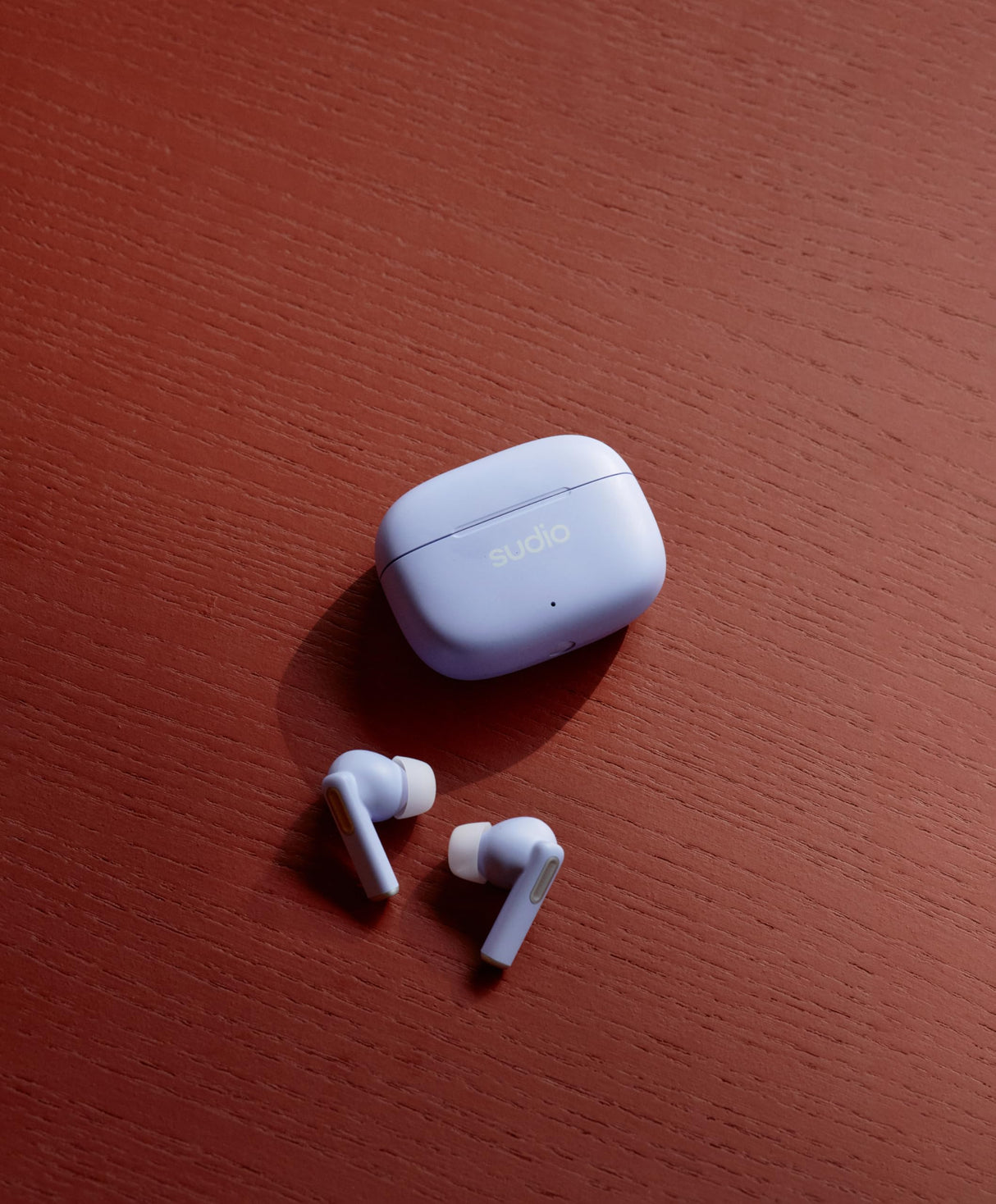 Sudio A1Pro Purple - Auriculares in-Ear con Bluetooth, Control táctil con Base de Carga inalámbrica compacta, protección IPX4, cancelación de Ruido Activa, con micrófono Integrado, Sonido de Cristal