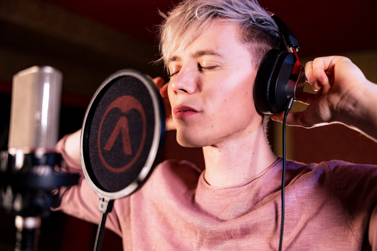 Austrian Audio Hi-X15, auriculares profesionales para estudios de grabación, salas de ensayo o uso diario (circumaurales, almohadillas de espuma con memoria, conector jack de 3,5 mm), negro/rojo