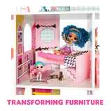 L.O.L. Surprise! OMG Fashion House Set de juego con más de 85 sorpresas - Casa de muñecas de madera con piscina, tobogán en espiral, terraza, cine, muebles convertibles y más - A partir de 4 años