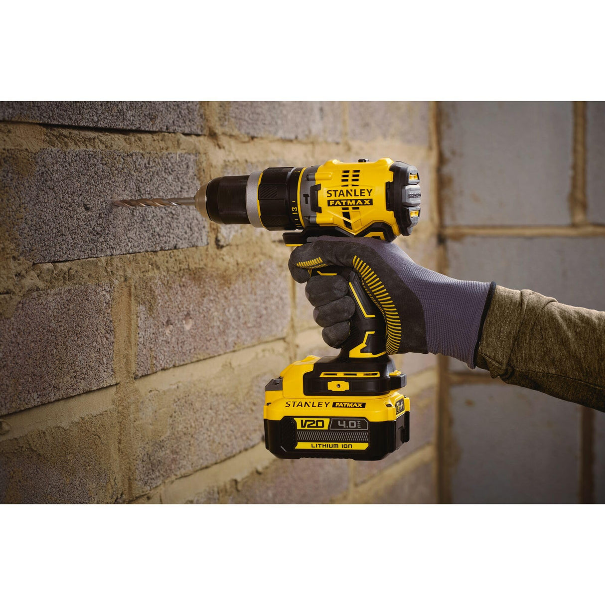 STANLEY FATMAX SFMCD721M2K-QW - Taladro Percutor 18V, Gama V20, Motor sin escobillas, Par máx. 80 Nm, Engranaje metálico de 2 velocidades, Luz LED, Incl. 2 baterías 4,0 Ah, cargador y maletín