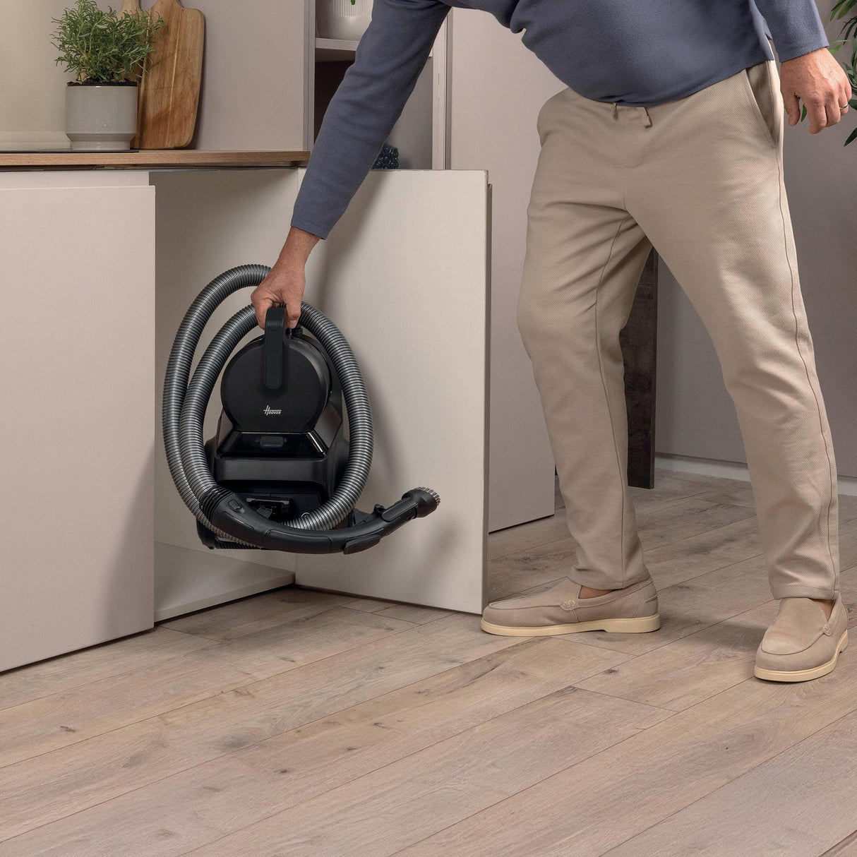 Hoover HP2 - Aspiradora sin Bolsa Potente y compacta - para alfombras y Suelos Duros - Trineo con Cable - Filtro EPA - Depósito 2,5 L - Accesorios Integrados - Radio de acción 10 m - 850 W [HP2Z10A]