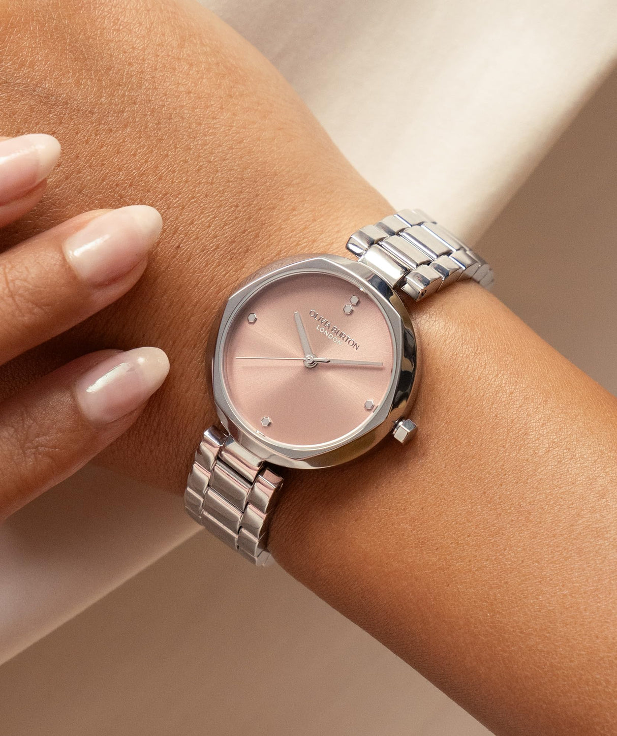 Olivia Burton Reloj con Movimiento de Cuarzo de Tres Manecillas para Mujer Colección Dimension con Correa de Acero Inoxidable Plateada - 24000259