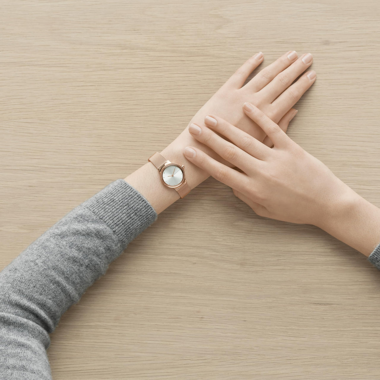 Skagen Freja reloj para mujer, movimiento de cuarzo con correa de acero o piel, Tono oro rosa y blanco, 26MM
