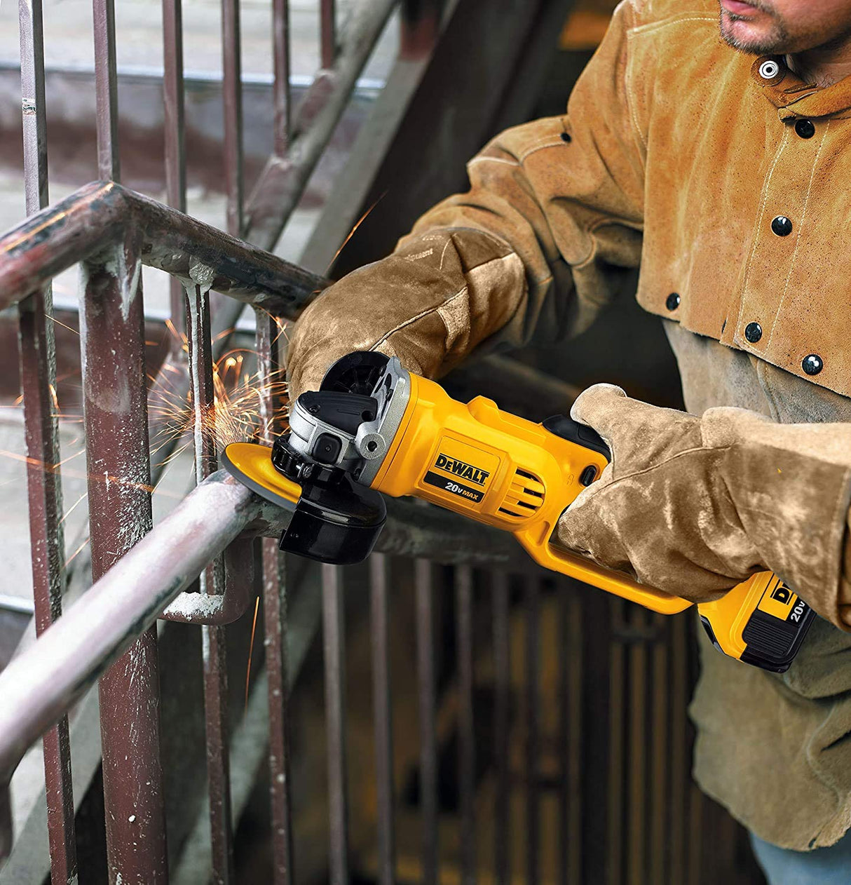DEWALT DCG412M2-QW - Mini-amoladora XR 18V, 4.0 Ah, 7,000 rpm, Disco de 125 mm, Freno Electrónico, Cambio Rápido de Disco, Incluye 2 Baterías, Cargador Multivoltaje, Empuñadura y Maletín de Transporte