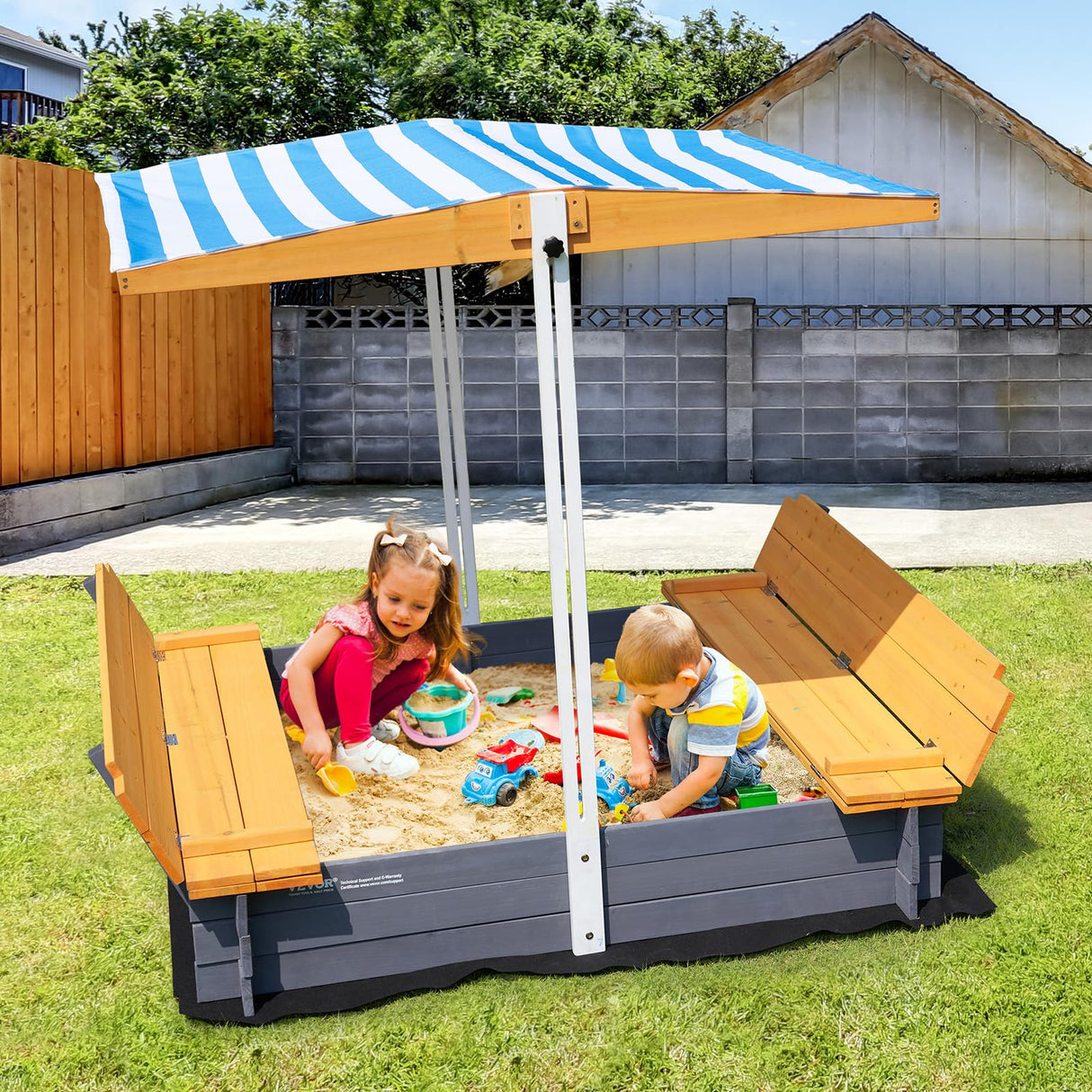 VEVOR Caja de Arena de Madera con Dosel, 145,5 x 120 x 120 cm, Arenero con Bancos Plegables y Revestimiento Inferior Caja de Arena para Niños de 3 a 12 Años para Exteriores, Patio, Playa, Parque