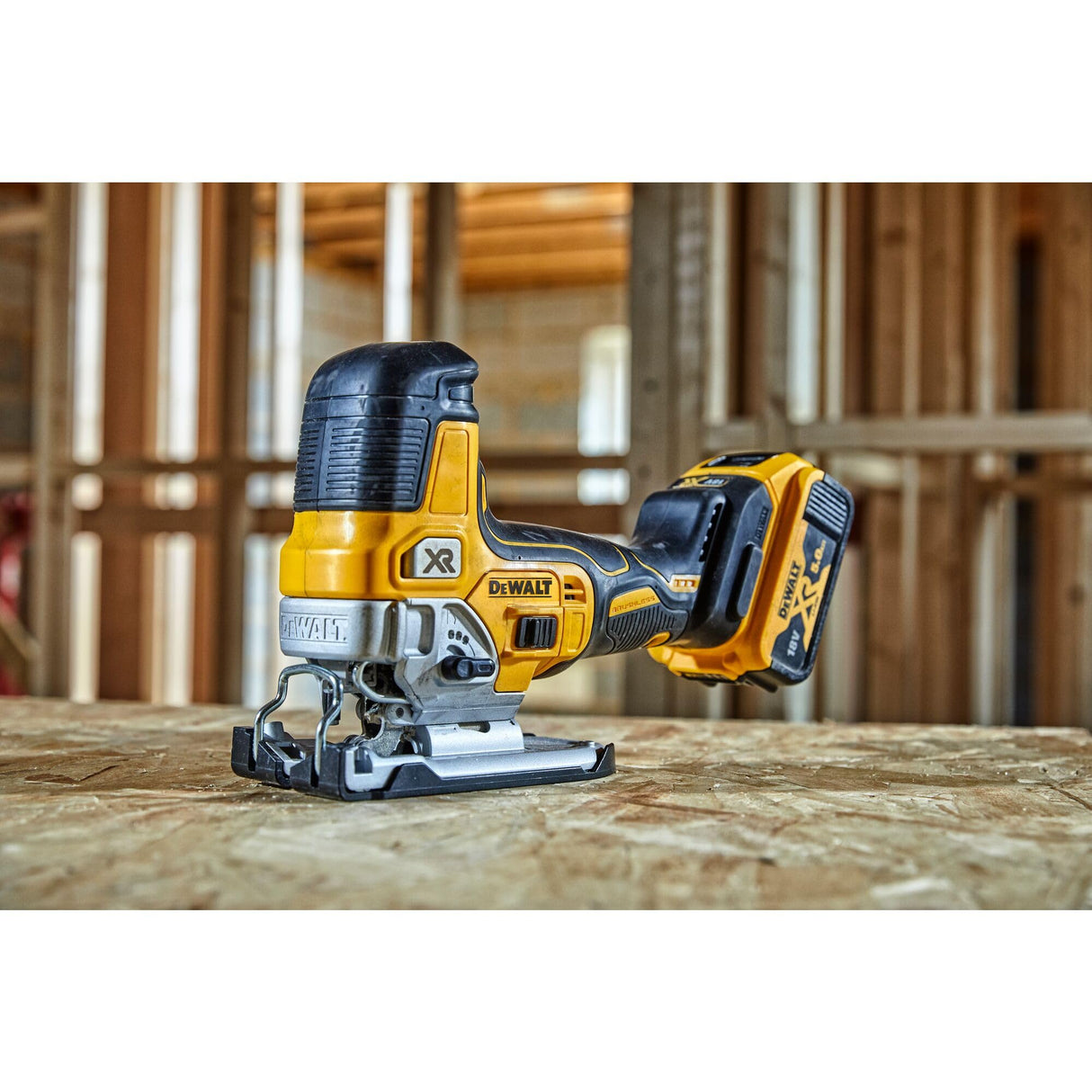 DEWALT DCS335N-XJ, Sierra de calar sin cable 18V, fácil cambio de cuchilla, interruptor de bloqueo, Velocidad de 3200 rpm, Corte madera 135mm, Acero 10mm, Sin batería ni cargador