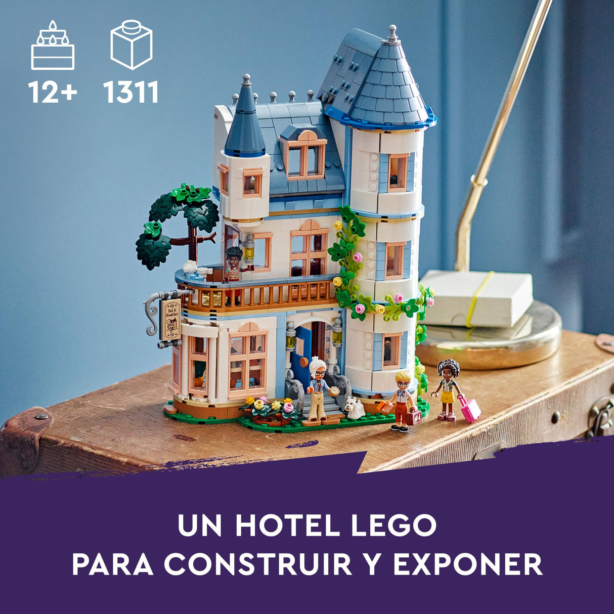 LEGO Friends Hostal del Castillo de Juguete, Juego con Hotel y 4 Mini Muñecos, Regalo para Niñas y Niños de 12 Años o Más, Figura de un Perro y Accesorios, Decoración para la Estantería 42638