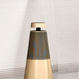 Bang & Olufsen Beosound 2 (3.ª Gen), Elegante y potente altavoz WiFi para el hogar con sonido envolvente de 360 grados, de pie o para estantería, Gold Tone