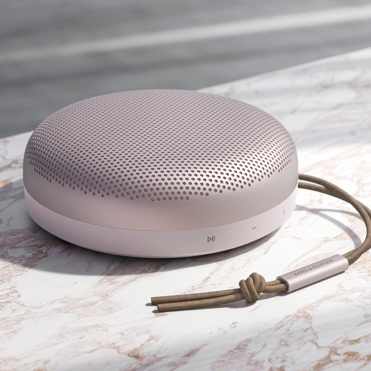 Bang & Olufsen Beosound A1 (2.ª Gen) Altavoz Bluetooth Inalámbrico Portátil Resistente al Agua y al Polvo con Sonido de 360 Grados, Alexa y Speakerphone, Hasta 18 horas de Batería Pink