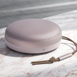 Bang & Olufsen Beosound A1 (2.ª Gen) Altavoz Bluetooth Inalámbrico Portátil Resistente al Agua y al Polvo con Sonido de 360 Grados, Alexa y Speakerphone, Hasta 18 horas de Batería Pink