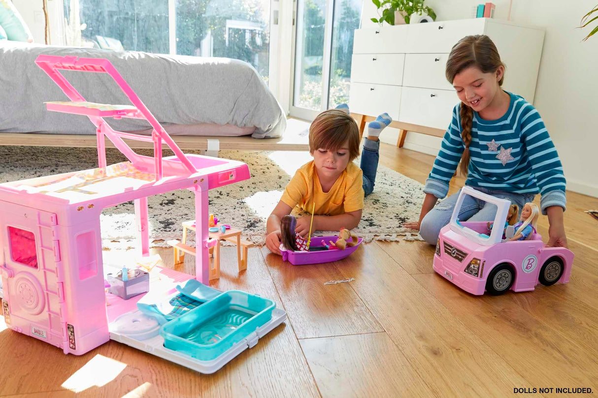 Barbie Caravana DreamCamper 3 en 1, Aprox. 1m; Autocaravana transformable con Piscina, camioneta, Barca y 50 Accesorios; para niñas y niños + 3 años, GHL93