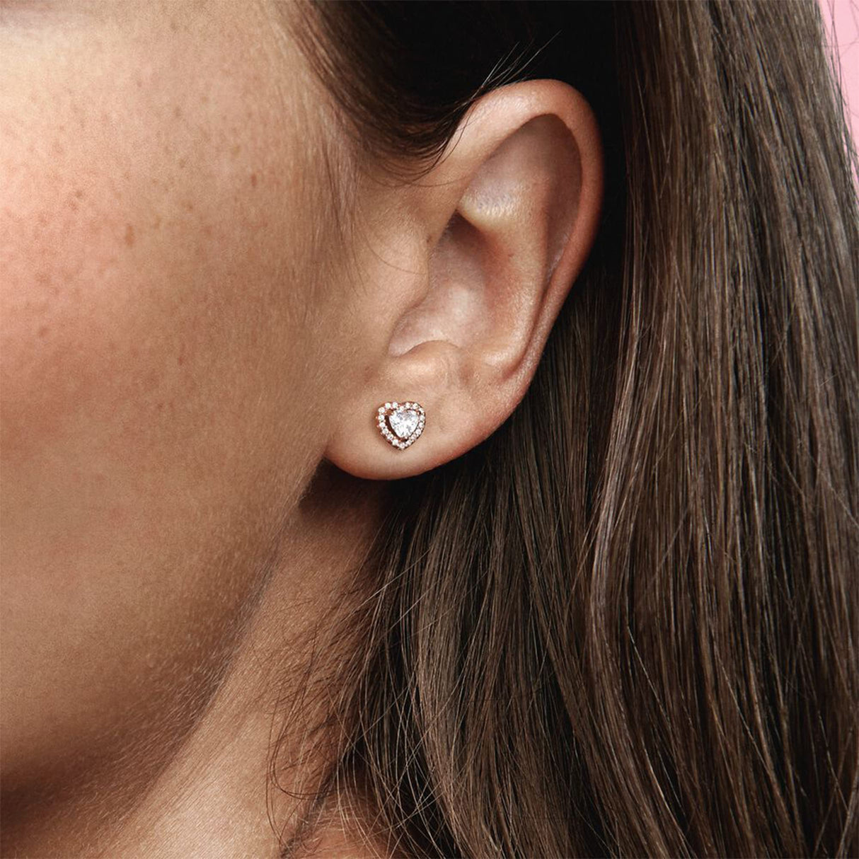 Pandora Timeless Pendientes de botón con diseño de corazón centelleante chapados en oro de 14 quilates con circonita cúbica transparente