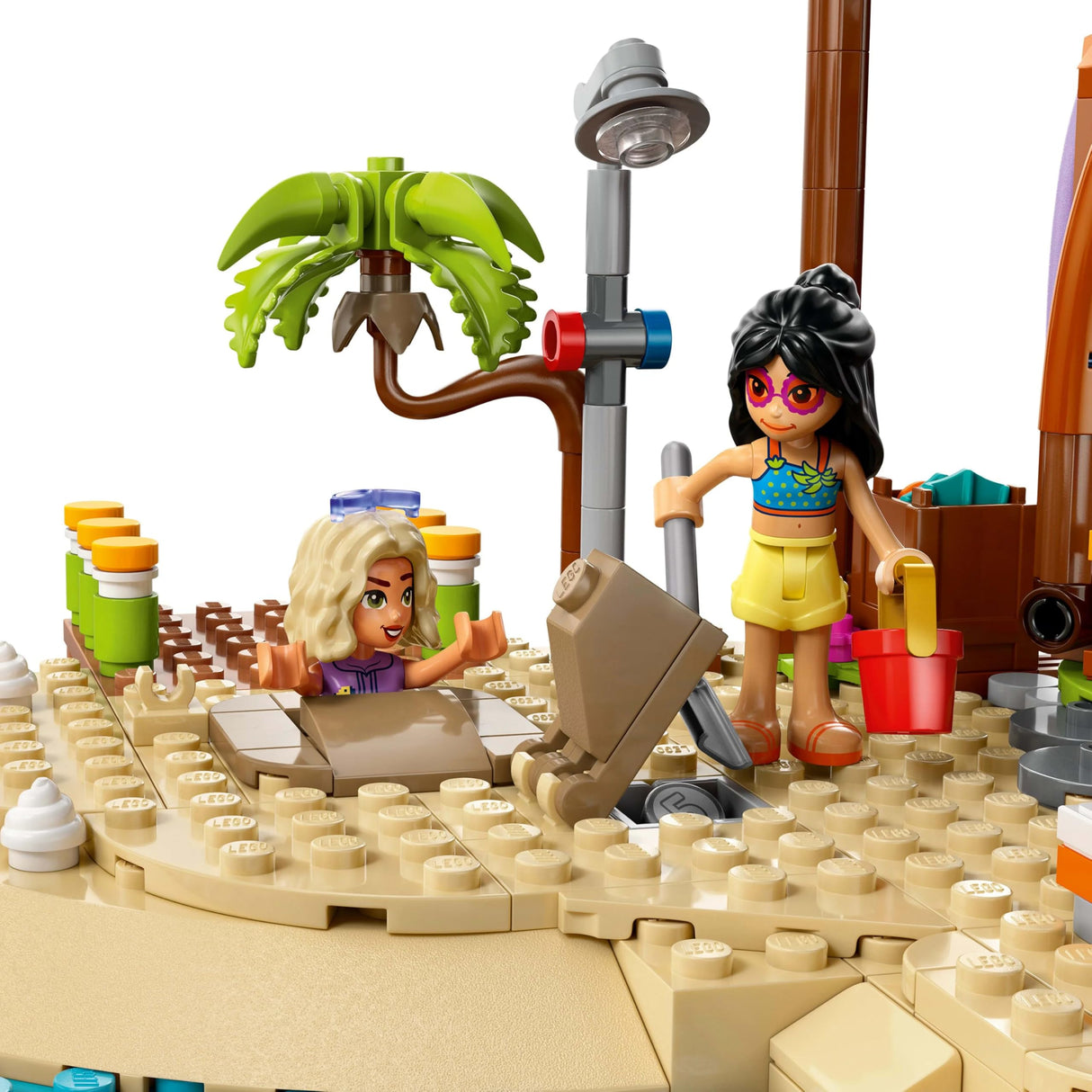 LEGO Friends Hotel de Vacaciones Familiares en la Playa - Juguete con 6 Mini Muñecas, Figuras de Animales (Tortuga y Delfín), Heladería y Accesorios - Regalo para Niñas de 8+ Años 42673