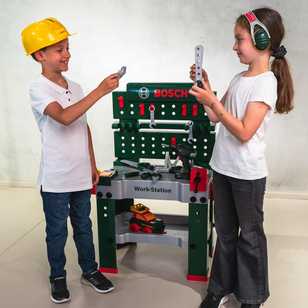 Theo Klein 8485 Banco de trabajo N.º 1 de Bosch I 150 piezas I Incluye destornillador eléctrico, set de construcción, máquina amoladora y mucho más I Medidas: 62 cm x 42 cm x 100 cm