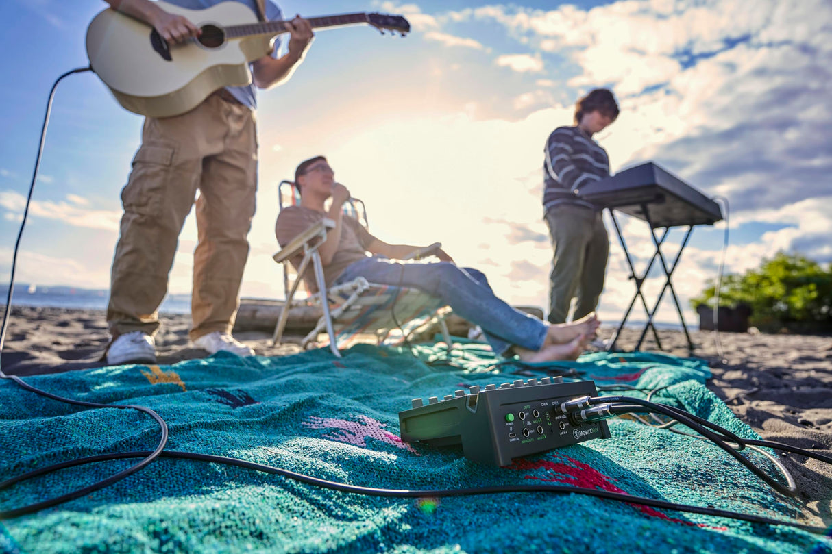 MACKIE MobileMix mezclador de 8 canales alimentado por USB para producción audiovisual, sonido en directo y streaming con instrumentos, micrófonos y Bluetooth