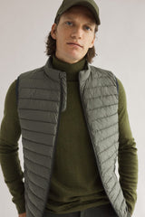 ECOALF - Chaleco Hombre Cardiffalf, de Poliéster Reciclado, con Cuello Alto, Relleno de Fellex, Ultraligero y Cómodo, Chaleco Hombre, Talla S, Color Oliva