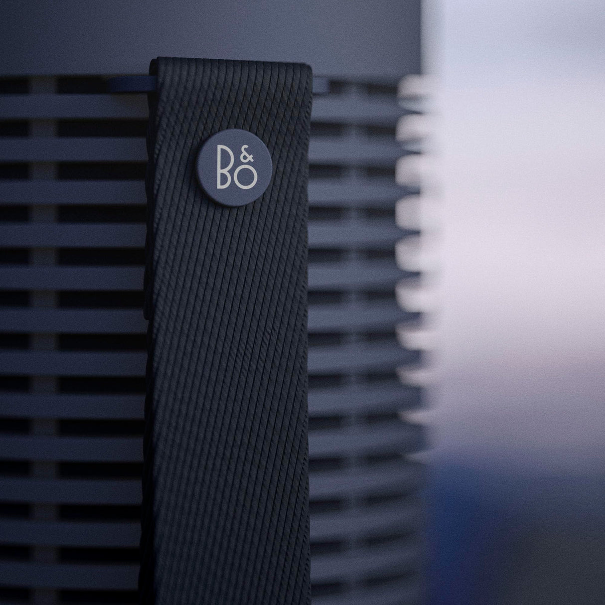 Bang & Olufsen Beosound Explore Altavoz de 360 Grados Bluetooth Portátil Inalámbrico de Alta Gama para Uso en Exteriores, Casa y Viaje, IP67 Resistente al Agua y Polvo, Hasta 27 horas Navy