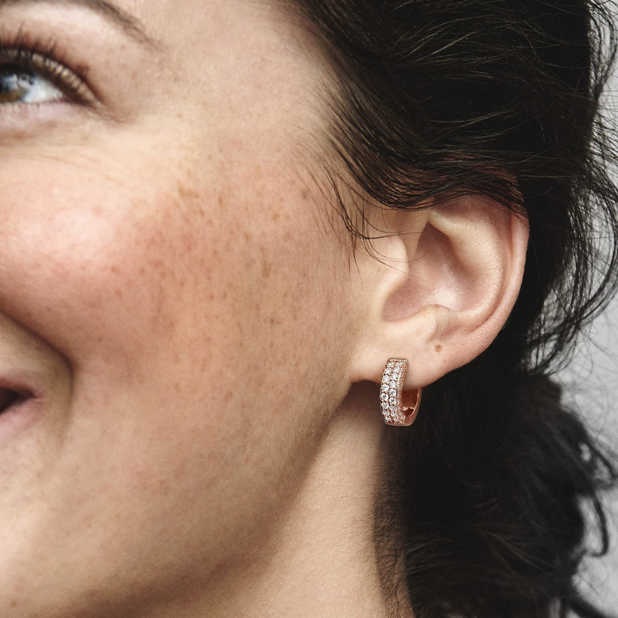 Pandora Timeless Pendientes de aro con diseño de fila doble y engaste pavé chapados en oro rosa de 14 quilates con circonitas cúbicas transparentes