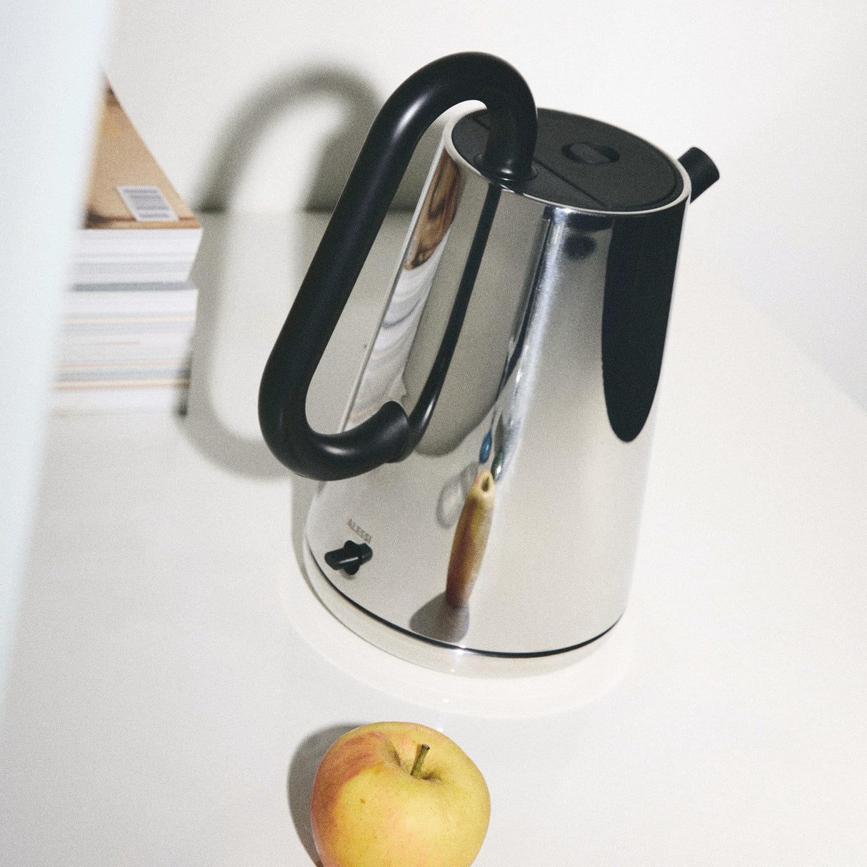 Alessi Toru NE01 B, Hervidor Eléctrico de Diseño, en Acero Inoxidable 18/10 y Resina Termoplástica, Enchufe Europeo, 2400 W, 170 cl, Negro