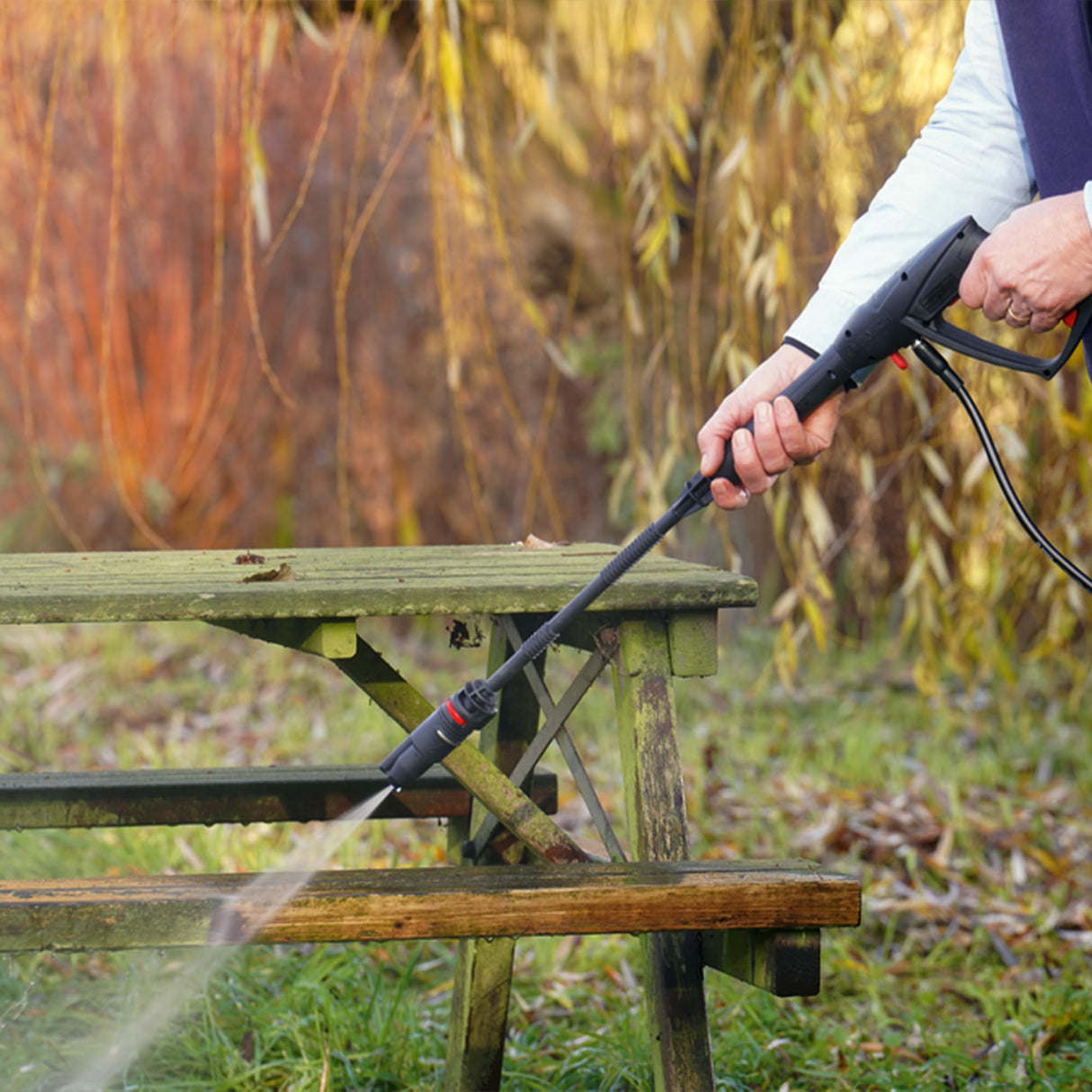 Bosch Juego de limpiadora de alta presión móvil y a batería UniversalAquatak 36V-100(para limpiar en casa o fuera; sistema de 36 voltios;hasta 45min de funcionamiento,kit de autosucción;sin batería)