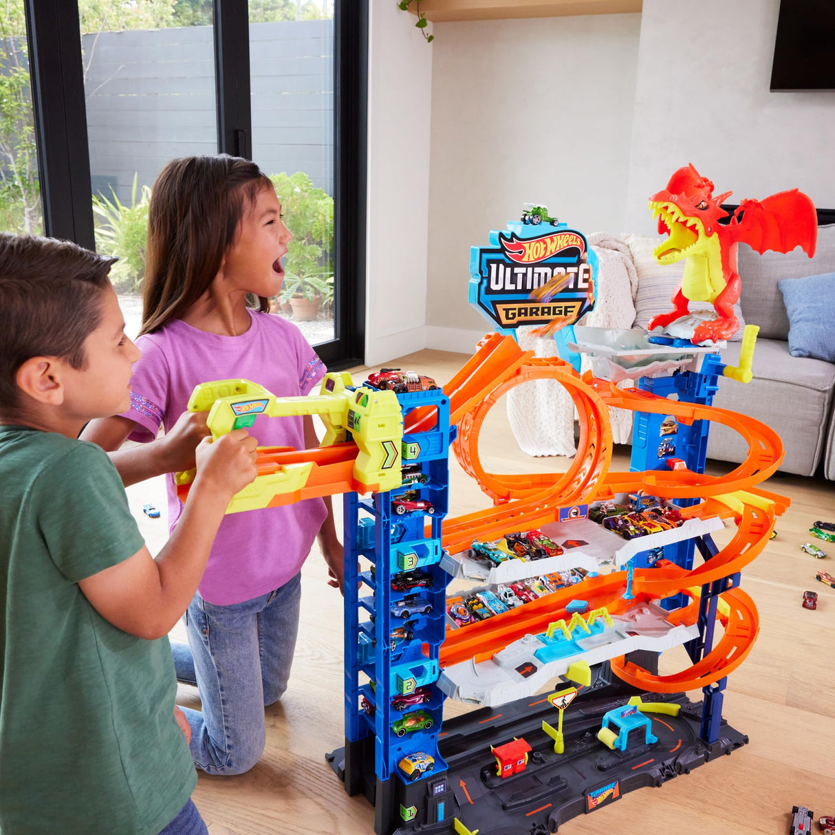 Hot Wheels City “Let's Race - ¡a Correr!” Netflix - Garaje definitivo Pista para Coches de Juguete con dragón y 4 Niveles, Incluye 2 vehículos, +4 años (Mattel HKX48)