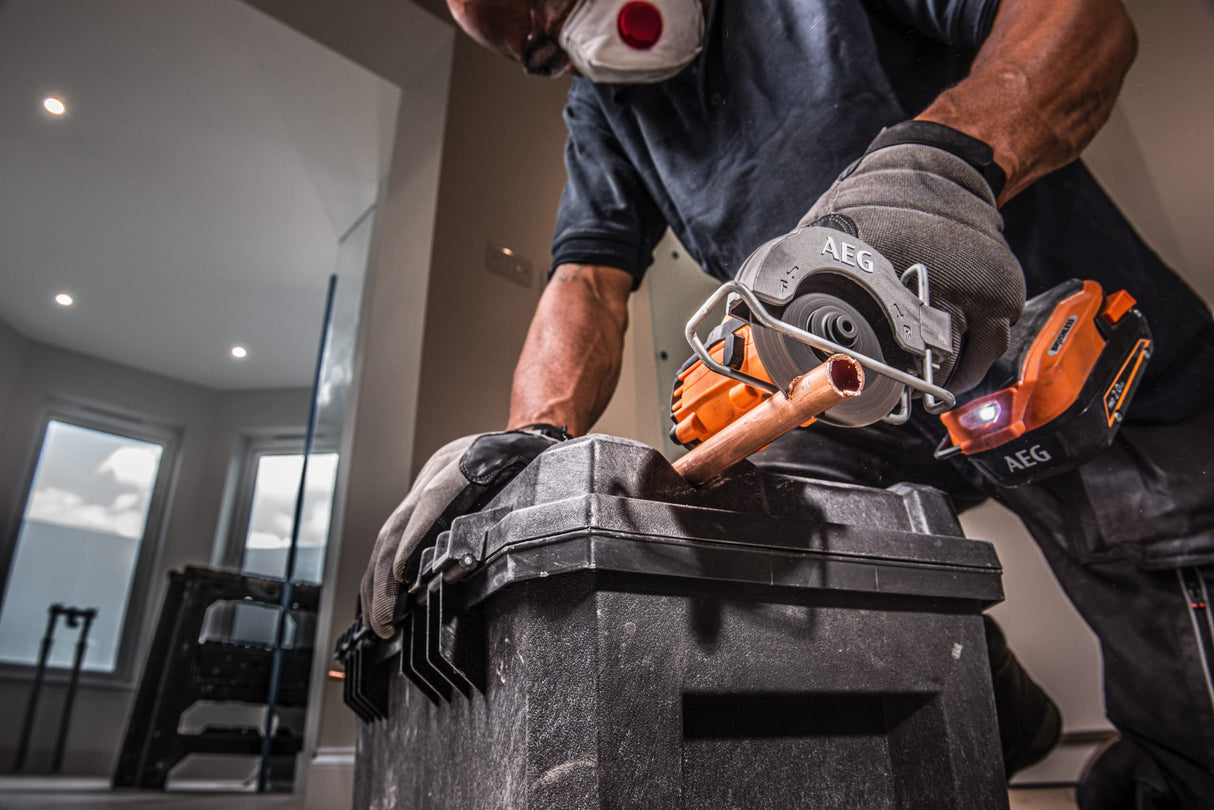 AEG – Duo Brushless: Taladro de percusión sin escobillas Subcompact 18V, mini sierra multimaterial sin escobillas Subcompact 18V, 2 baterías de 2,0 Ah, cargador, bolsa – JP18A2SBL-202B