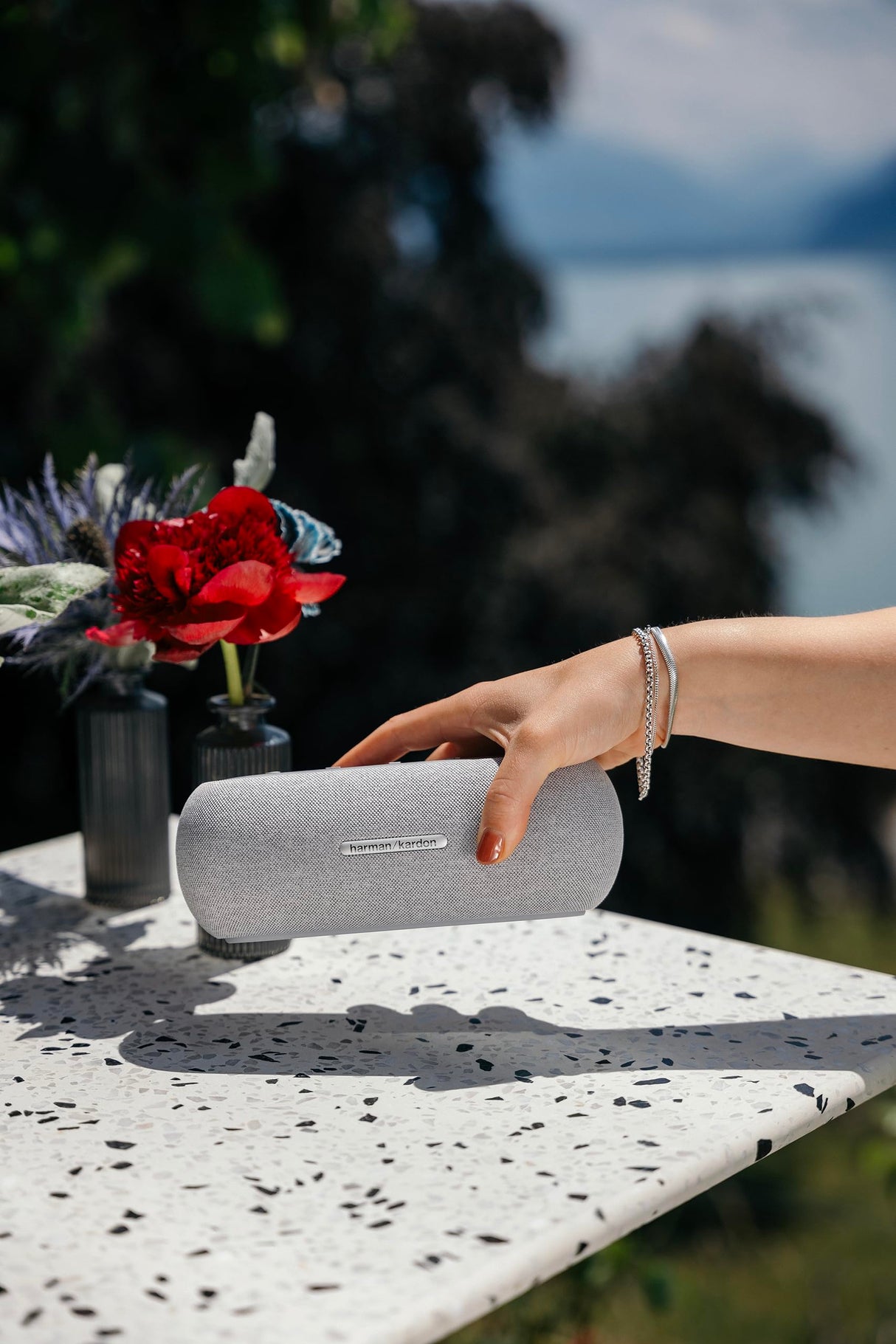 Harman Kardon Luna, Altavoz portátil, Resistente al Agua y al Polvo, con diseño Elegante, tecnología Bluetooth, Puerto USB y duración de batería de hasta 12 hrs, Gris