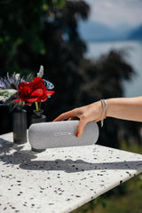 Harman Kardon Luna, Altavoz portátil, Resistente al Agua y al Polvo, con diseño Elegante, tecnología Bluetooth, Puerto USB y duración de batería de hasta 12 hrs, Gris