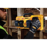 DEWALT DCB104-QW - Cargador rápido de cuatro sistemas, 18V incluyendo baterías XR Flexvolt, carga simultánea de 4 baterías, con indicador LED.