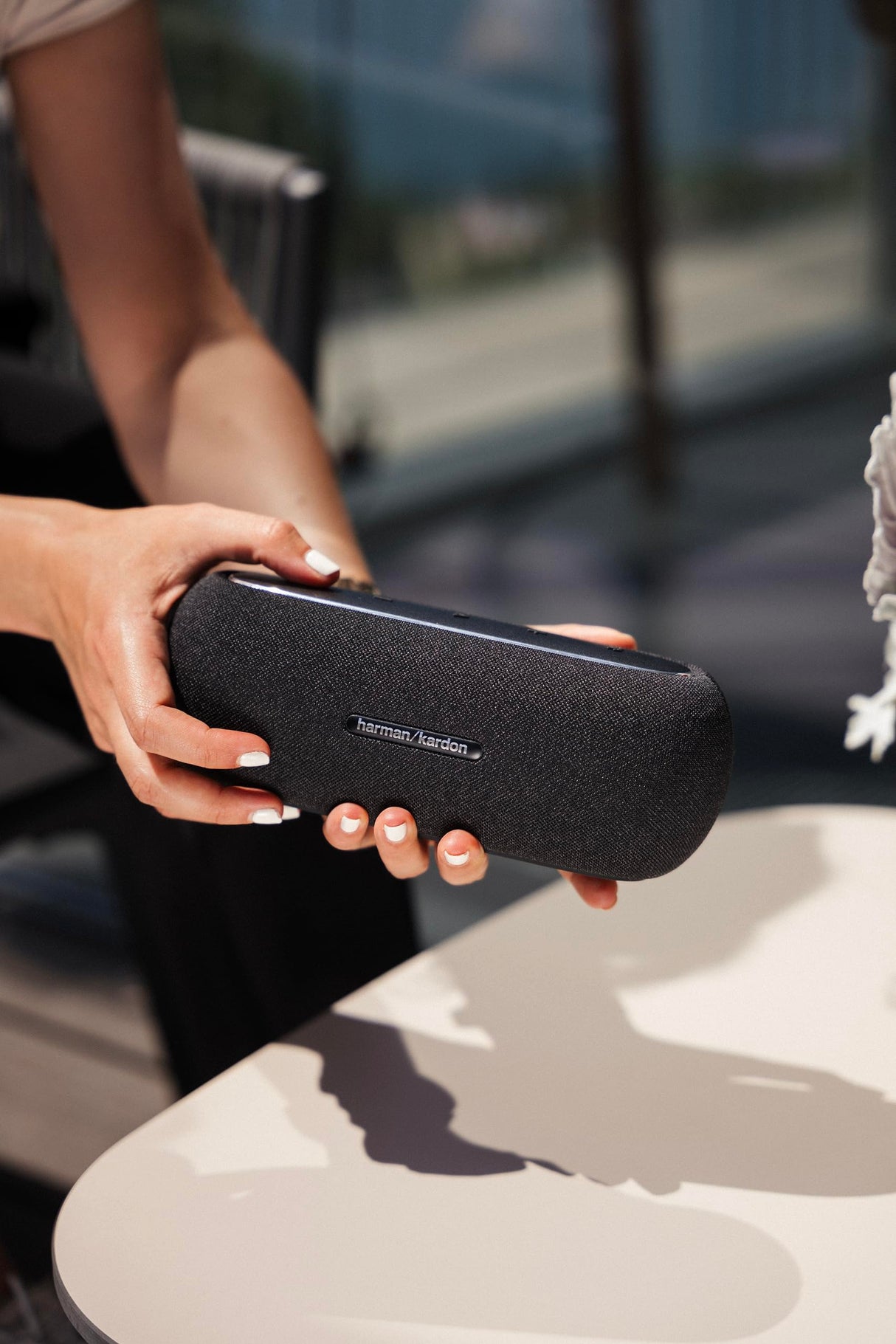 Harman Kardon Luna, Altavoz portátil, Resistente al Agua y al Polvo, con diseño Elegante, tecnología Bluetooth, Puerto USB y duración de batería de hasta 12 hrs, Negro
