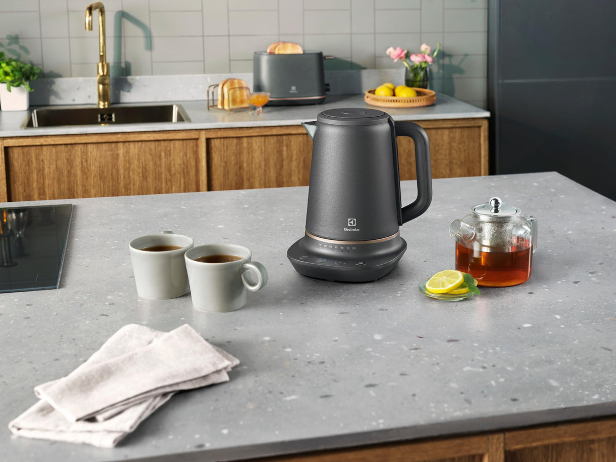Electrolux 910 003 582 E7K16BP Hervidores, Acero inoxidable, 1.7 liters, Negro, Cobre