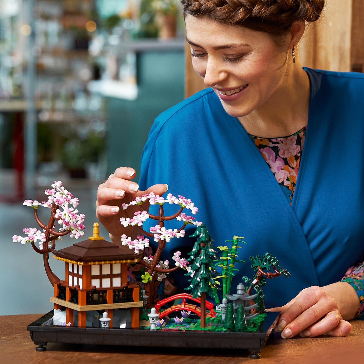 LEGO 10315 Icons Jardín Meditativo, Jardín Zen Botánico para Adultos con Flores de Loto, Decoración de Escritorio Personalizable, Inspirado en Tradiciones Japonesas, Regalo de Jardinería Mindfulness