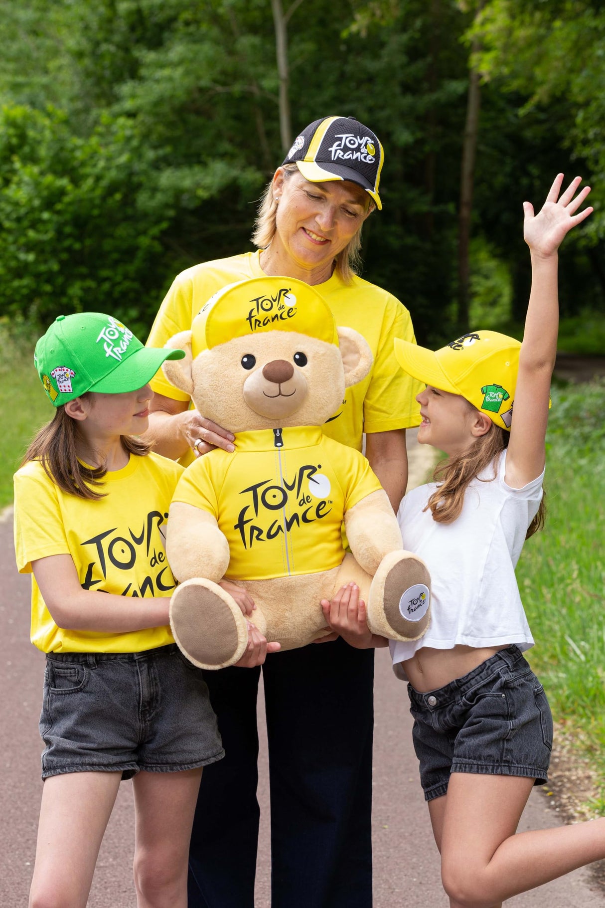 Gipsy Toys - Peluche Oso Camiseta y Gorra ganadora Paso Amarillo 60 cm - Peluche Oficial del Tour de Francia. Majestuosa, Deleitará a Pequeños y Grandes Fans.